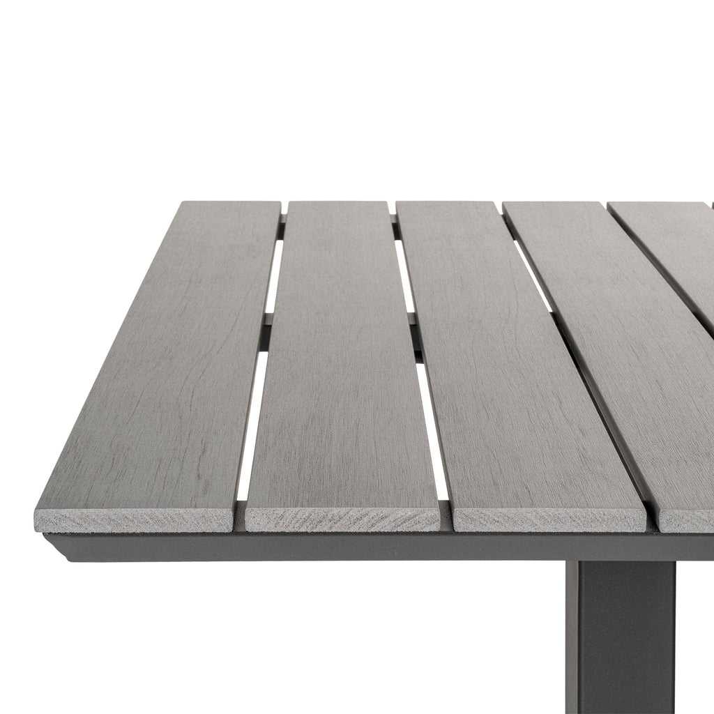 Gros plan lames nonwood composite gris effet bois patiné table bistrot Chicago extérieur