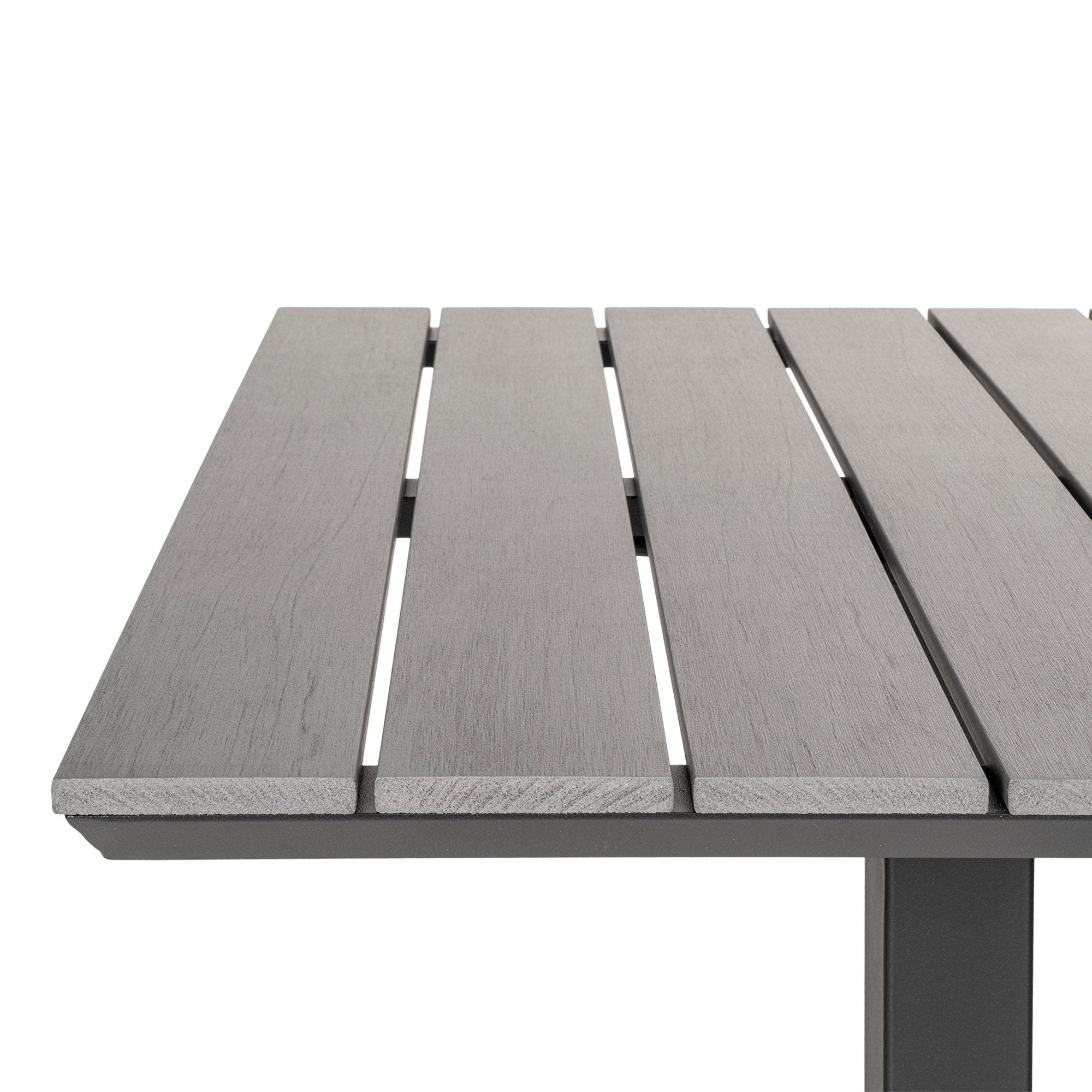 Gros plan lames nonwood composite gris effet bois patiné table bistrot Chicago extérieur