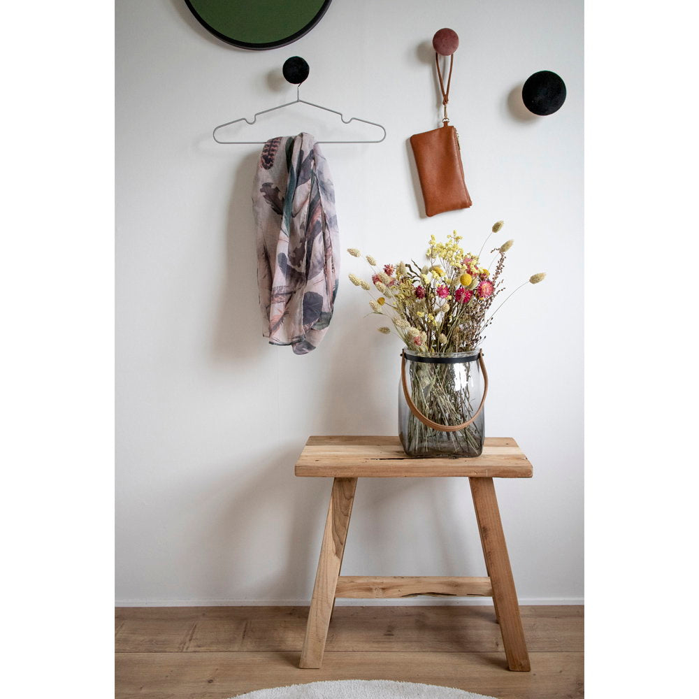 Cintre métal gris Massa accroché au mur en entrée avec foulard, décor nordique minimaliste