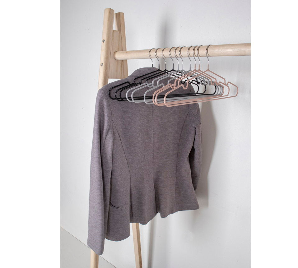 Cintres métalliques Massa rose et noir sur portant bois avec veste grise en situation réelle