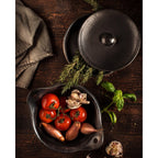 Cocotte basse en terre cuite noire avec couvercle 29 cm en situation