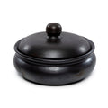 Cocotte couverte en terre cuite noircie avec couvercle bombé et bouton tourné