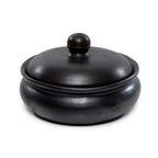 Cocotte couverte en terre cuite noircie avec couvercle bombé et bouton tourné