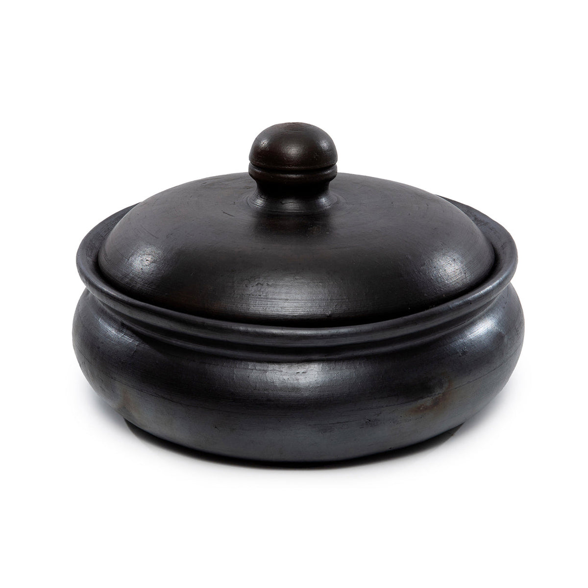 Cocotte couverte en terre cuite noircie avec couvercle bombé et bouton tourné