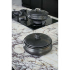 Cocotte couverte en terre cuite noircie 24 cm en situation