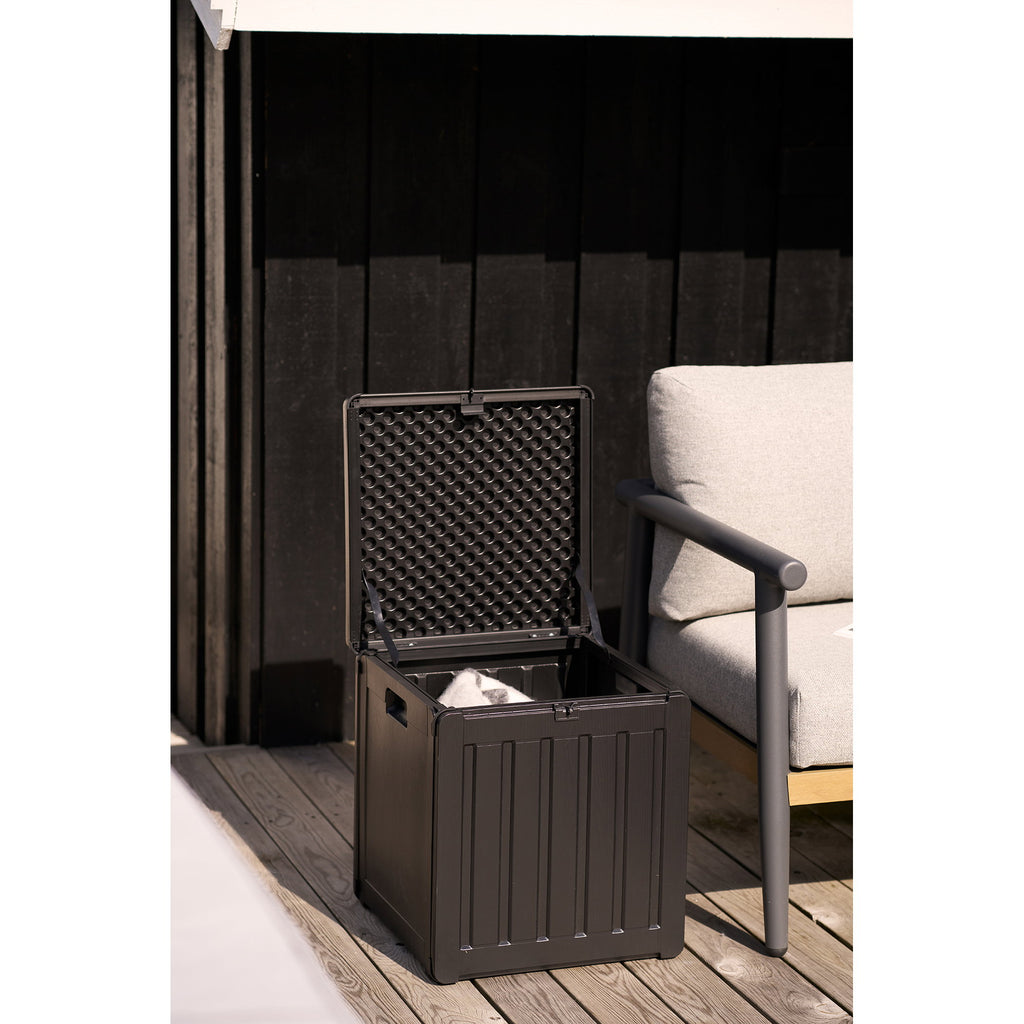 Coffre Sobra noir sur terrasse bois avec grand salon de jardin extérieur