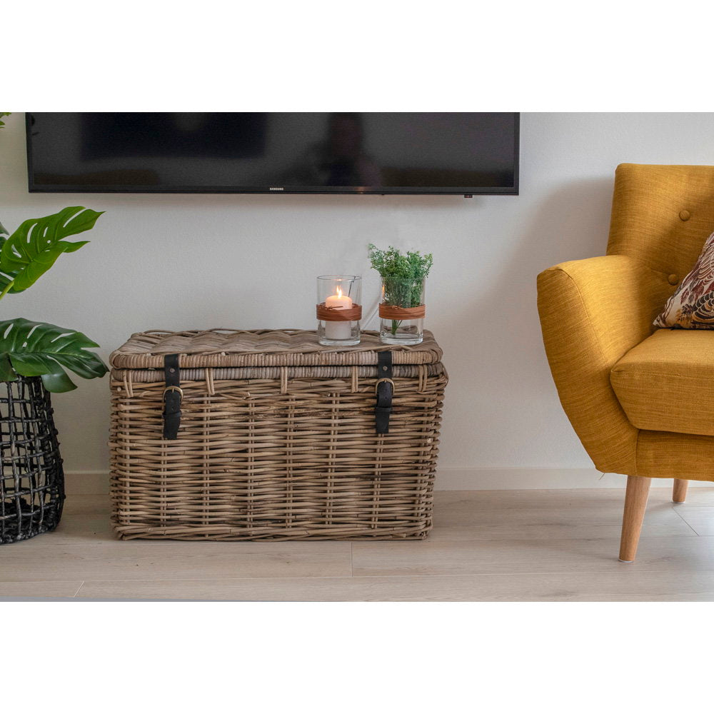 Grand coffre Depok rotin kubu en situation salon avec fauteuil jaune comme table basse