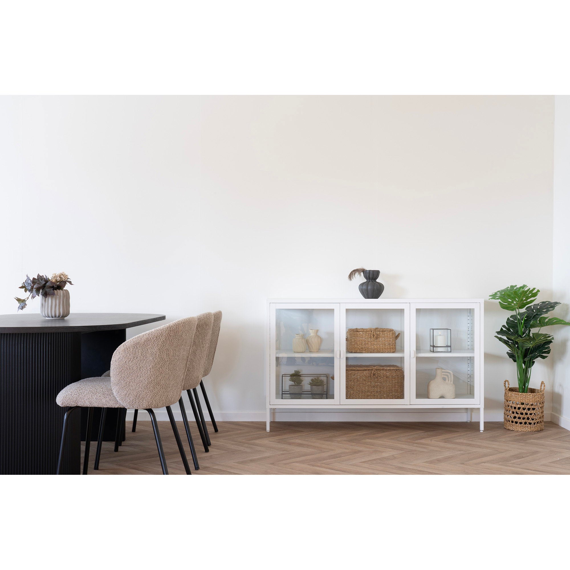 Set coffrets Bogra seagrass meuble vitrine blanc salle à manger table noire chaises bouclette