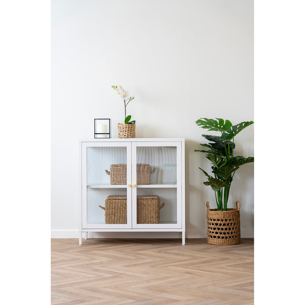 Coffrets Bogra herbe mer dans meuble vitrine blanc salon orchidée monstera parquet chevrons