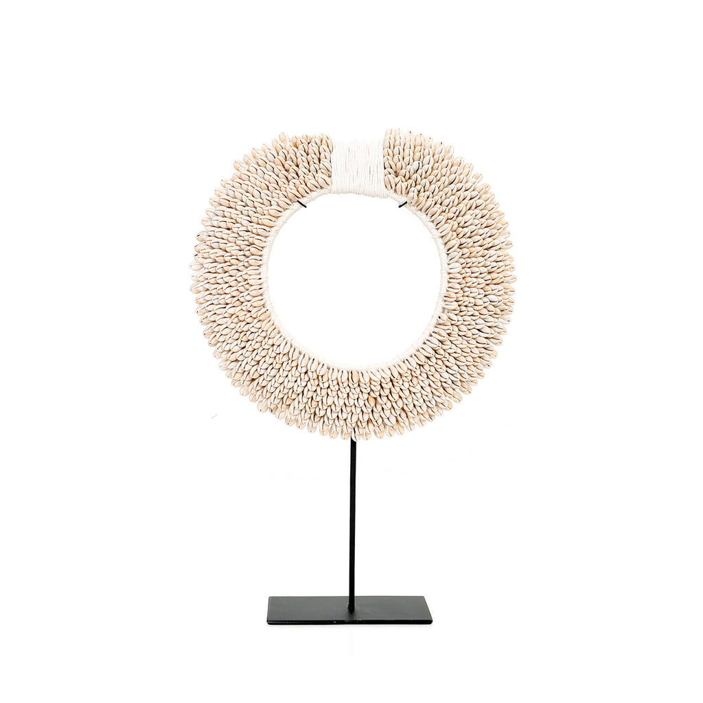 Collier de cauris Papua sur socle 30 cm