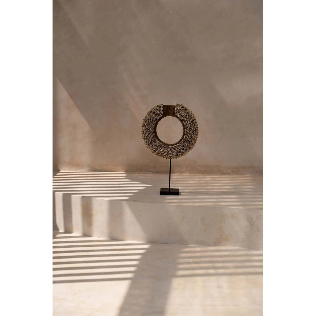 Collier de cauris Réunion sur socle 40 cm en situation