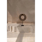 Collier de cauris Réunion sur socle 40 cm en situation