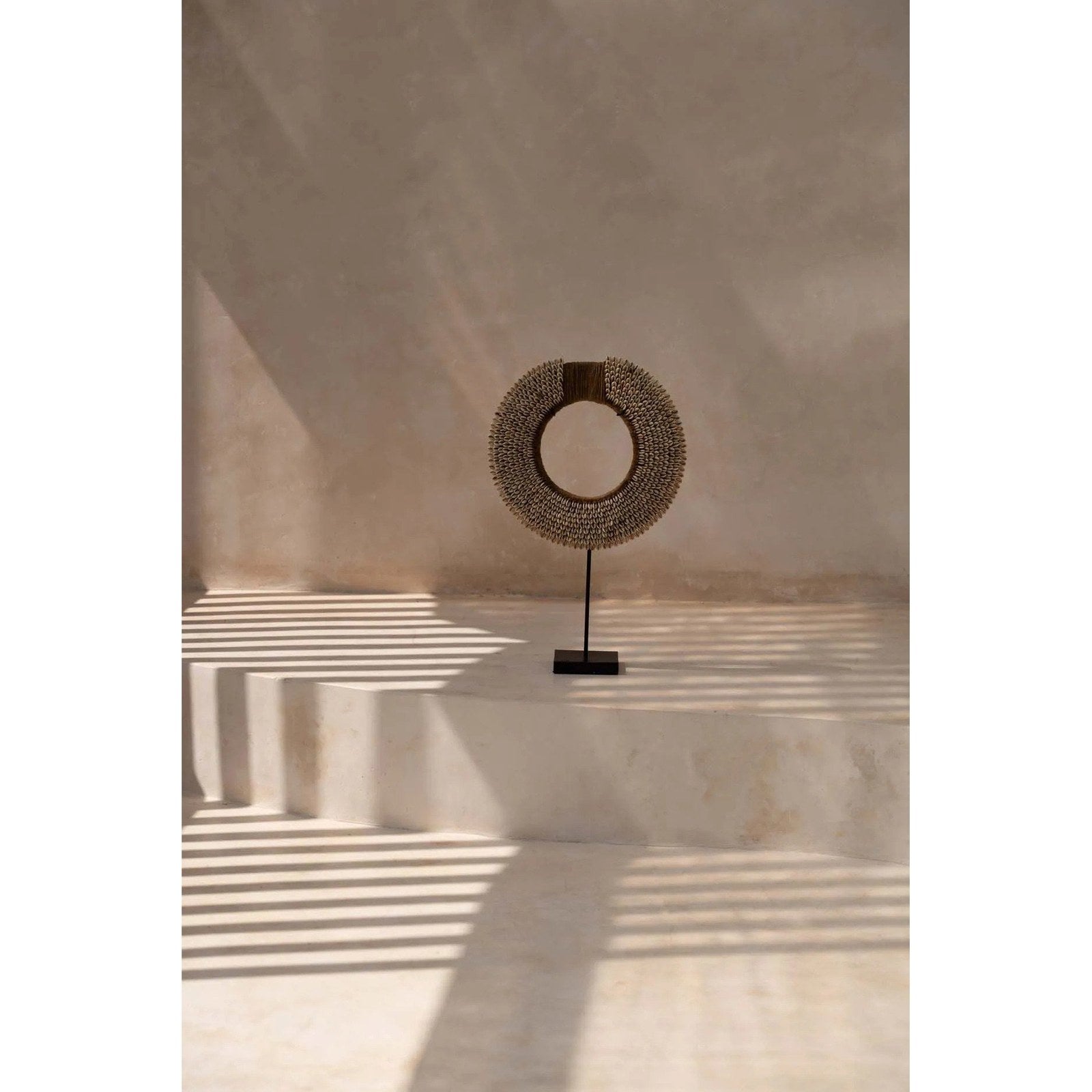 Collier de cauris Réunion sur socle 40 cm en situation