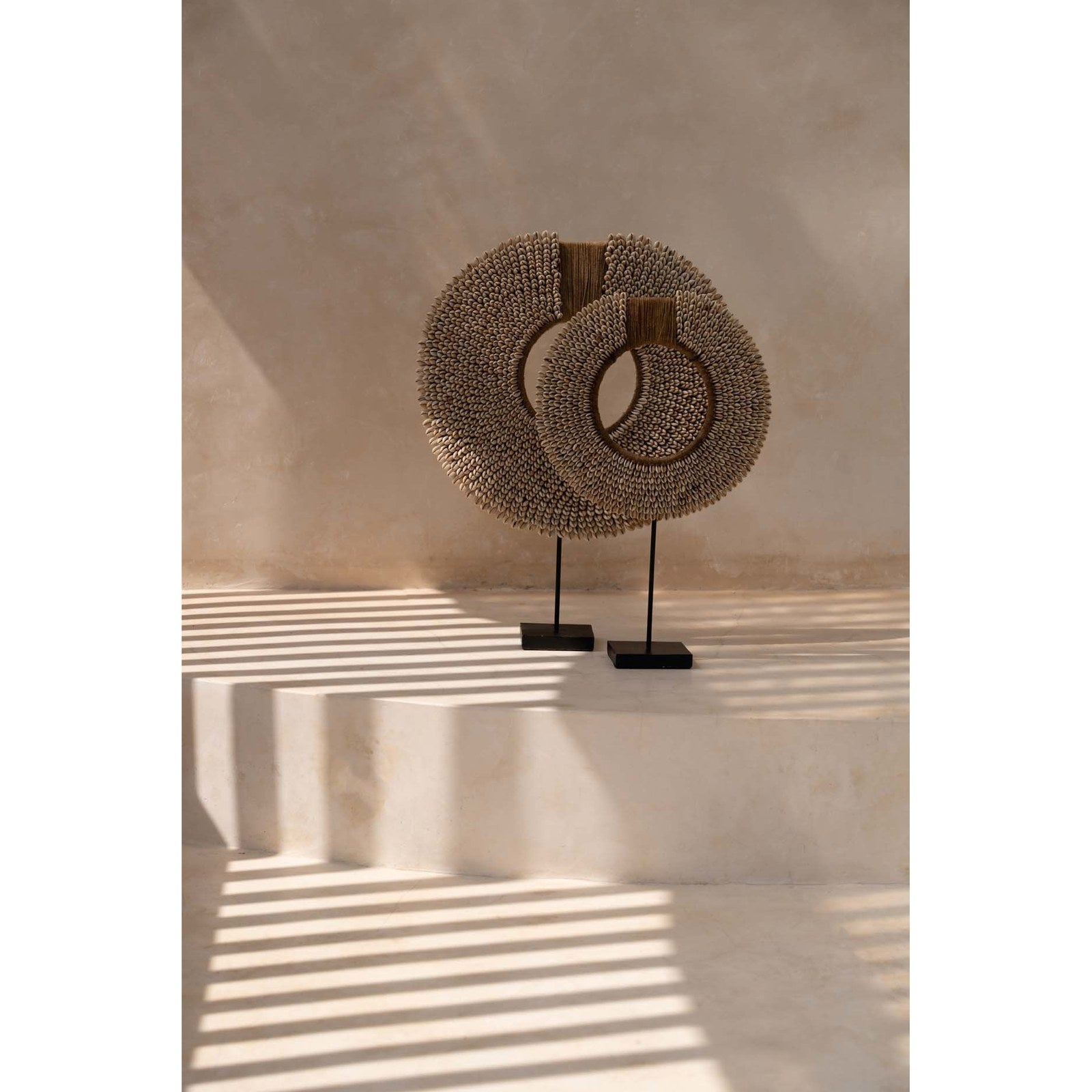 Collier de cauris Réunion sur socle 40 cm, vue 3