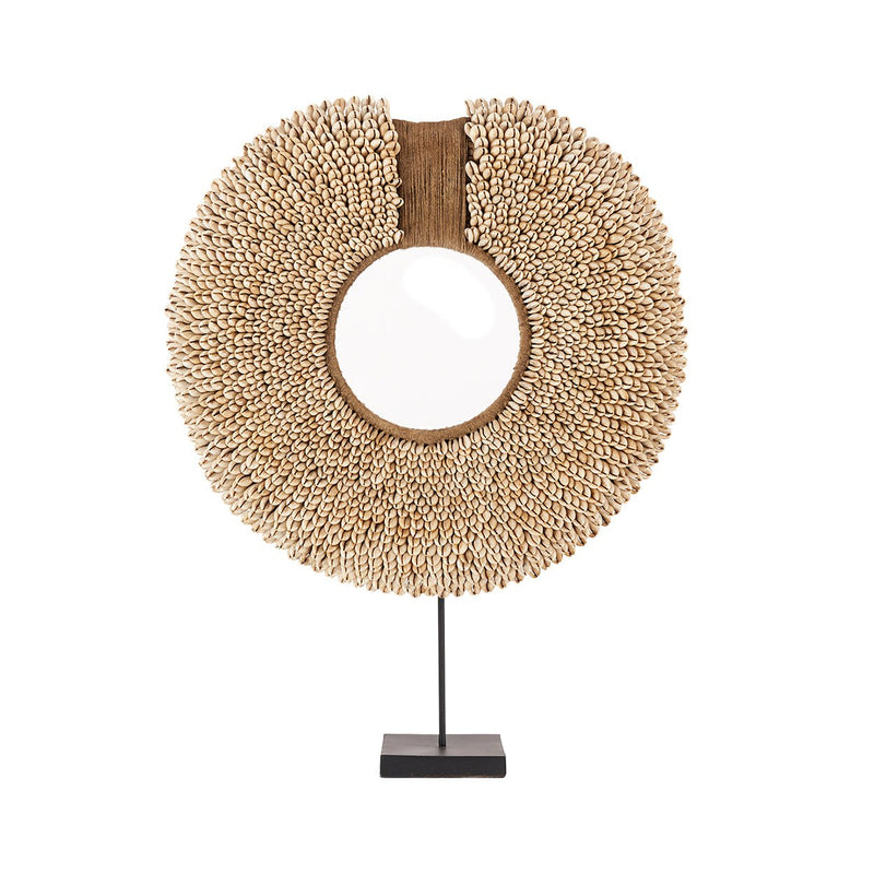 Dimensions Collier de cauris Réunion sur socle 40 cm