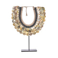 Collier Clam Couture en nacre naturelle vu de face avec ses disques en écailles et son double rang de perles sombres sur socle noir