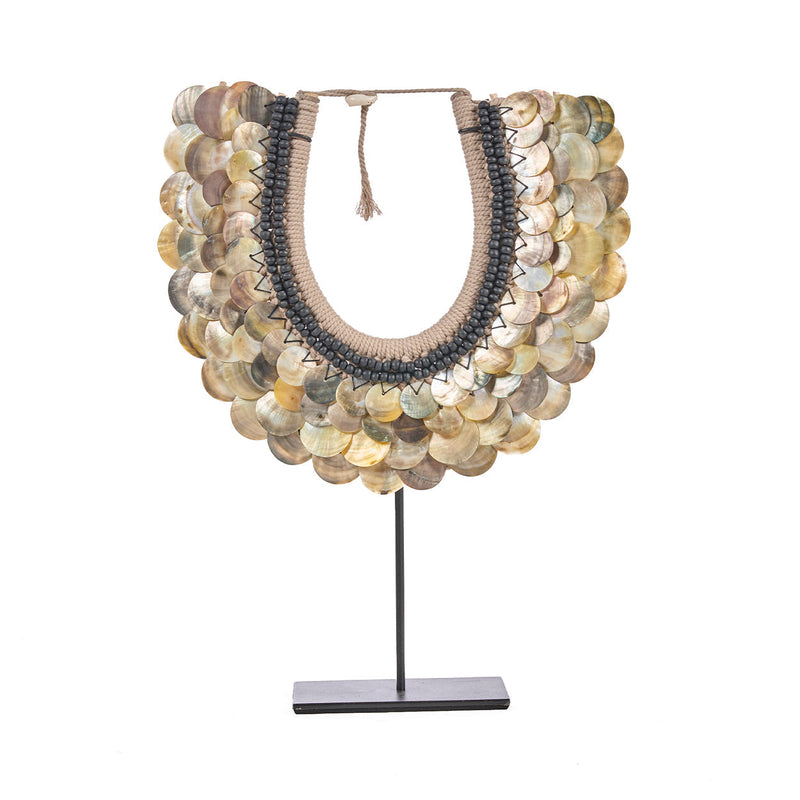 Dimensions Collier Clam Couture en nacre naturelle sur socle 40 cm
