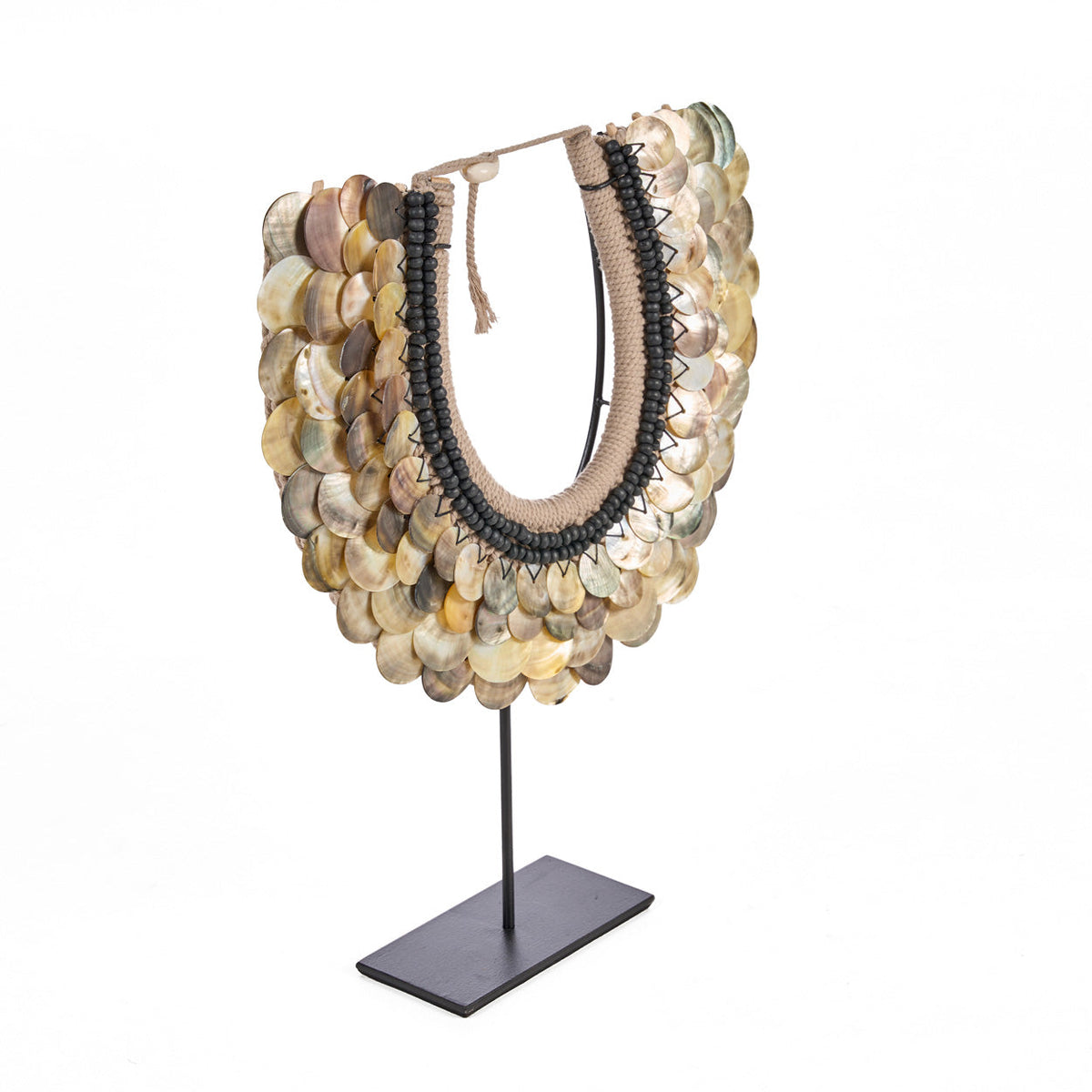 Collier Clam Couture en nacre vu de trois quarts sur sa tige et son socle rectangulaire en métal noir