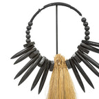 Détail du cercle gainé de cordelette des perles et des dents de bois noir du collier Rayung