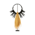 Collier tribal Rayung en bois noir et herbe dorée sur socle en fer vu de face
