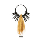 Collier tribal Rayung en bois noir et herbe dorée sur socle en fer vu de face