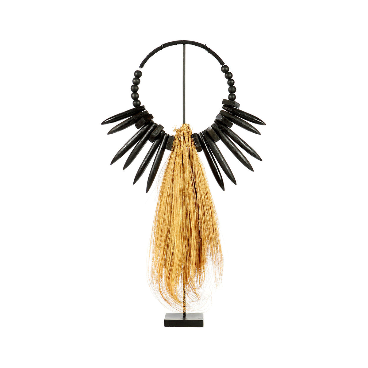 Collier tribal Rayung en bois noir et herbe dorée sur socle en fer vu de face