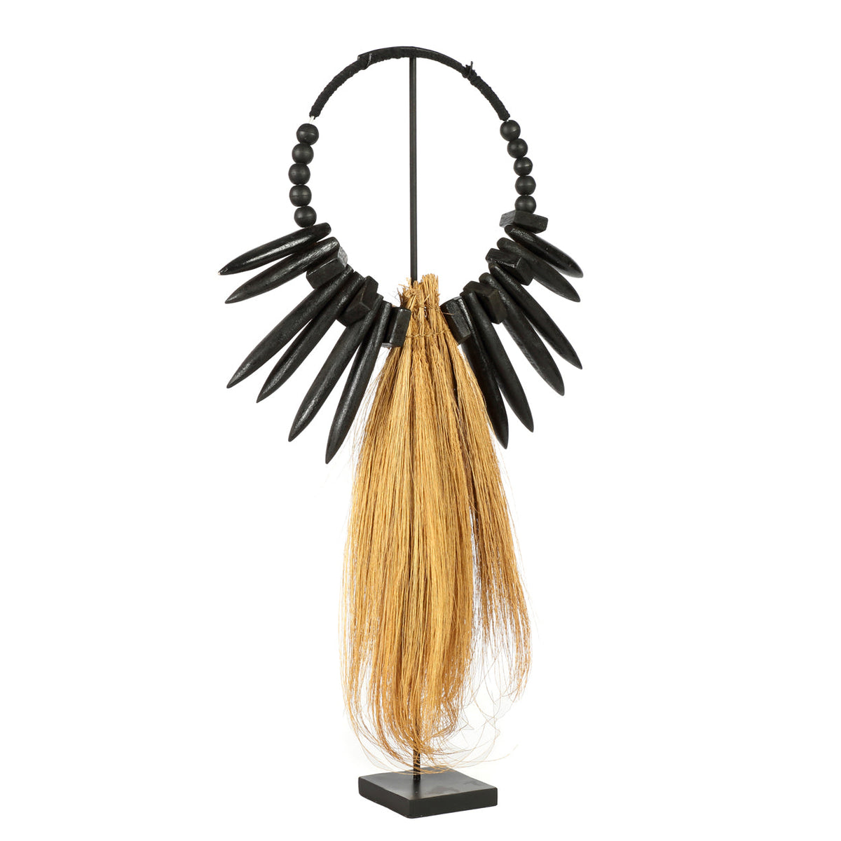 Collier tribal Rayung en bois noir et herbe dorée sur socle vu de trois quarts
