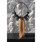 Collier tribal Rayung sur socle 70 cm en situation