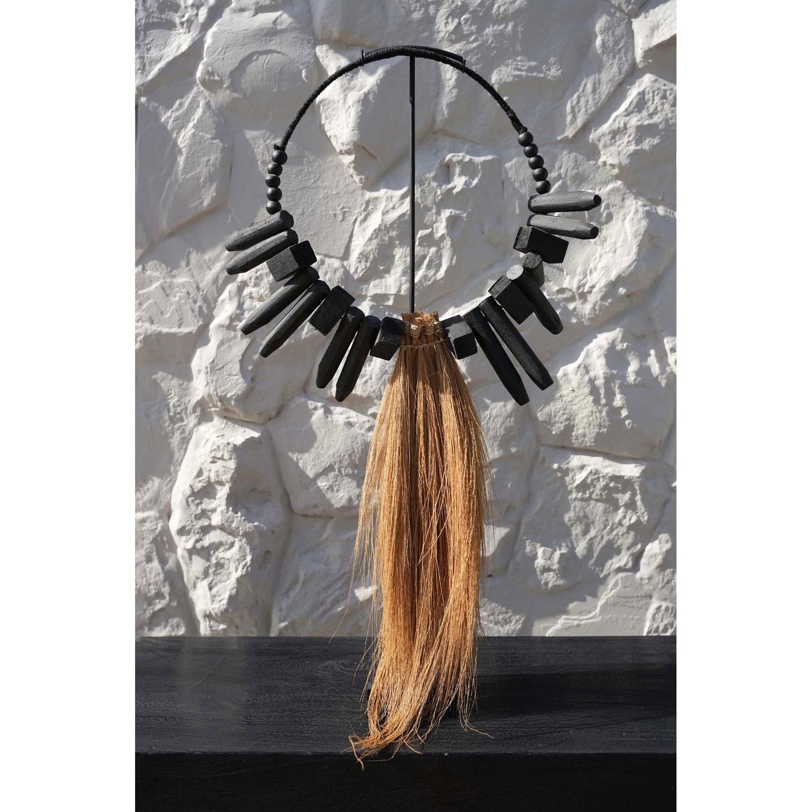 Collier tribal Rayung sur socle 70 cm en situation