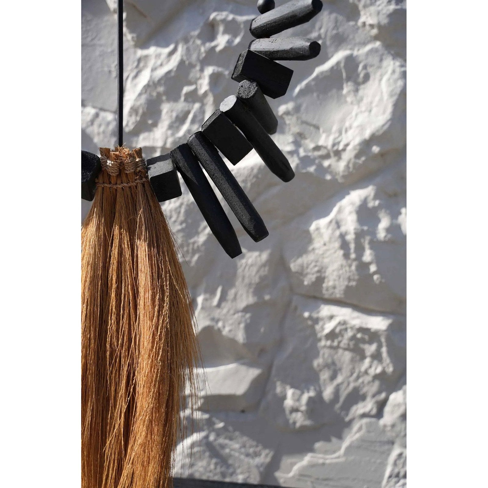 Collier tribal Rayung sur socle 70 cm, vue 3