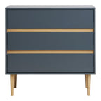 Commode 3 tiroirs Bisley gris foncé à prises de main soulignées de bois et pieds fuselés en pin sur fond blanc