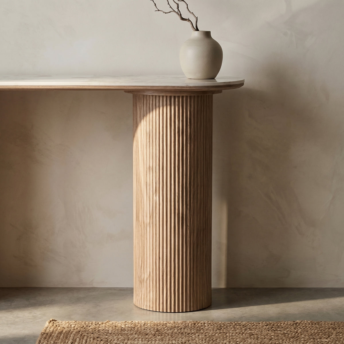 Colonne cannelée de la console Athens et bord du plateau en céramique avec un vase blanc