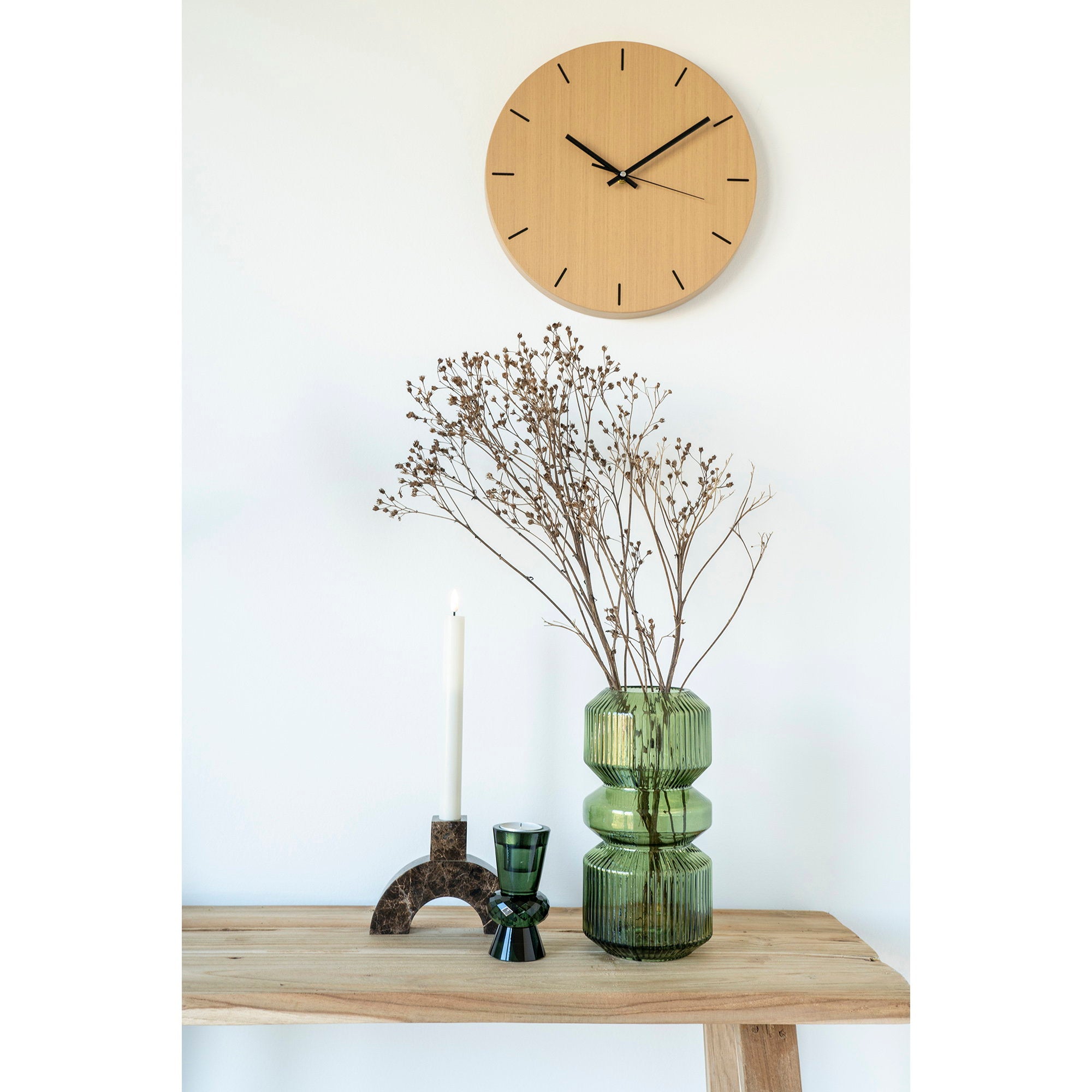 Détail plateau console Girona teck naturel bougeoir vase verre vert herbes séchées