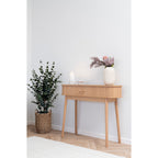 Console Nikko bois naturel mise en scène entrée vase blanc eucalyptus parquet chevrons