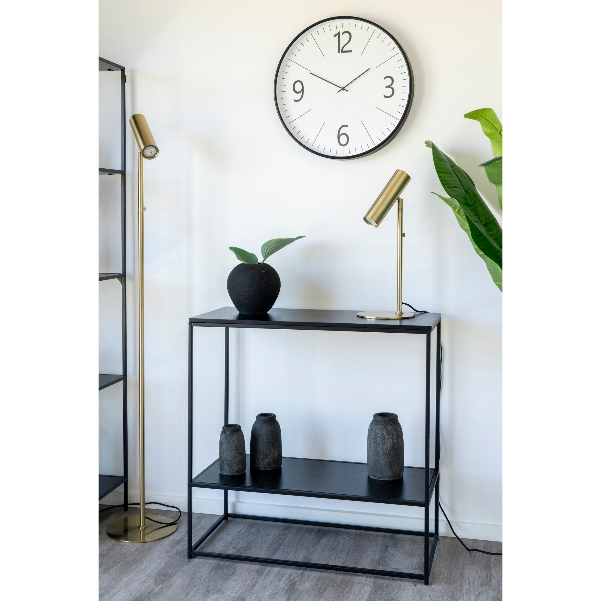Console Vita noir 2 niveaux salon lampe laiton vases céramique noirs pendule murale