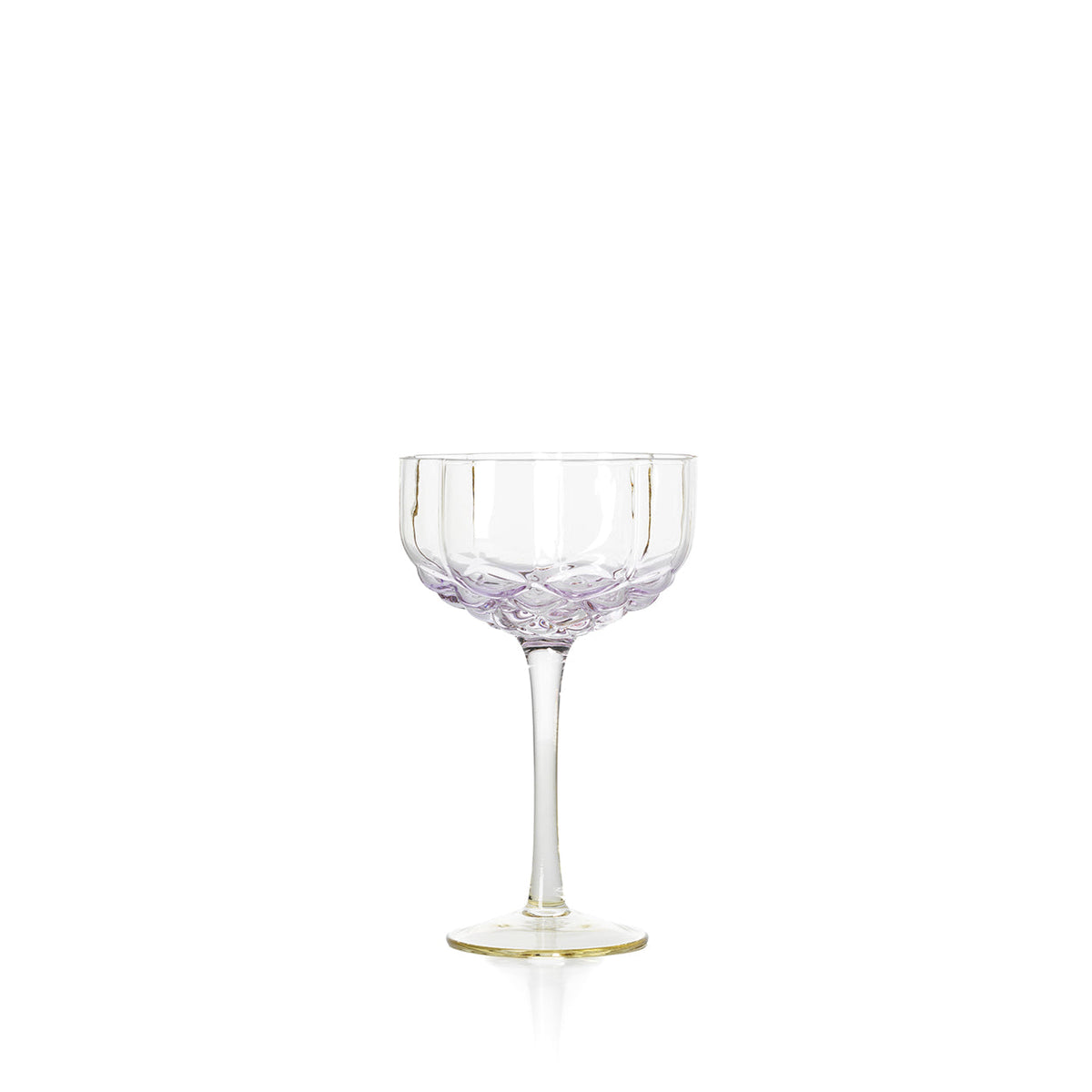 Coupe à cocktail en verre côtelé au fond sculpté teinté lilas rosé et au pied jaune doré vue de face