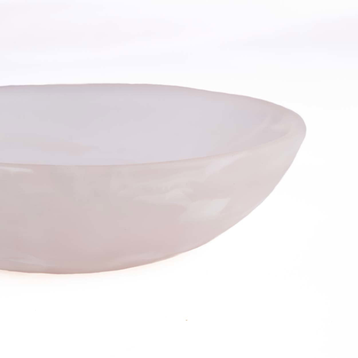 Coupe basse en résine marbrée rose et blanc 19 cm en situation