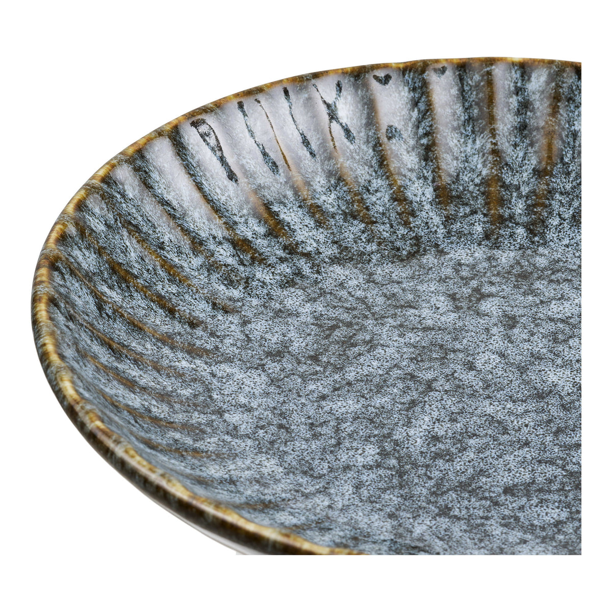 Détail de l'intérieur de la coupe bleu lagon avec ses stries rayonnantes et son émail moucheté