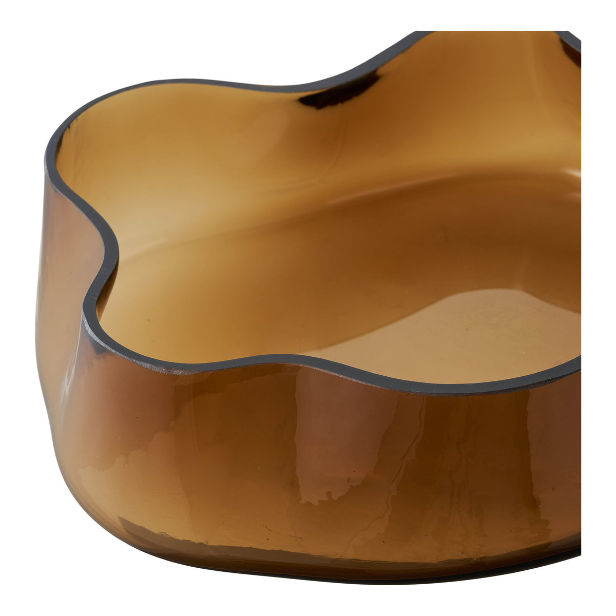 Détail du bord ondulé et du fond intérieur plus clair de la coupe en verre brun ambré