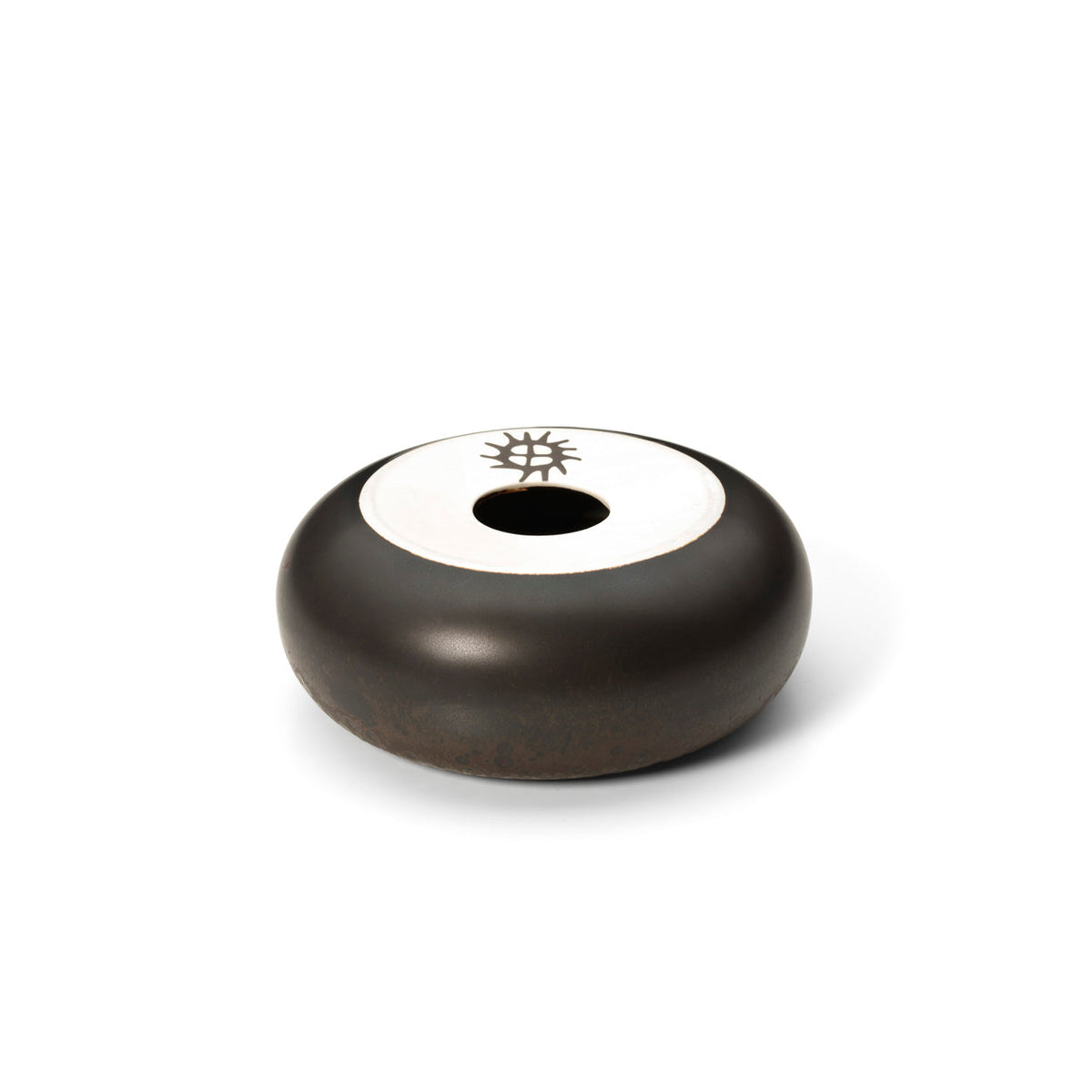 Dessous de la coupe Donut en céramique brune avec son assise blanche marquée d'un motif de soleil