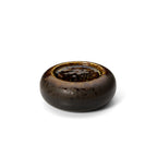 Coupe Donut en céramique brune vue de trois quarts avec son bourrelet émaillé et son fond moucheté de points dorés
