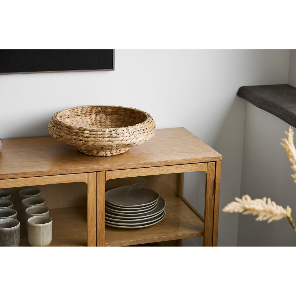 Coupe décorative Frellesvig jacinthe eau sur meuble buffet chêne vitrine salon lumineux