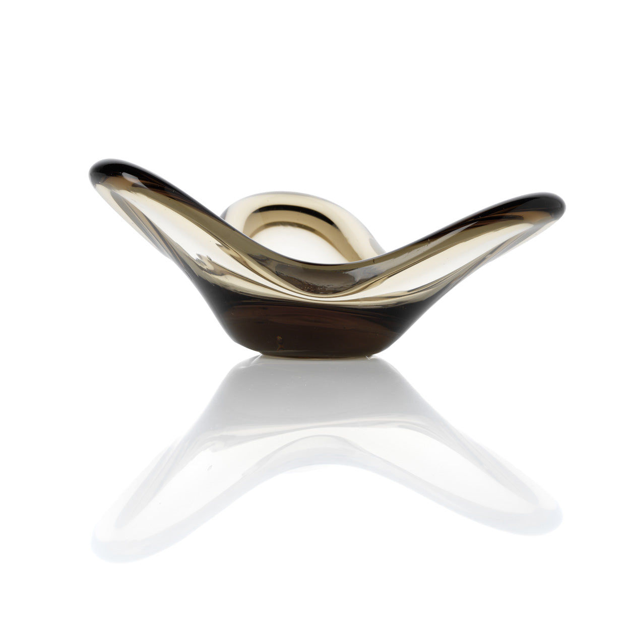 Coupe photophore en verre fumé à ondulation libre 16 cm en situation