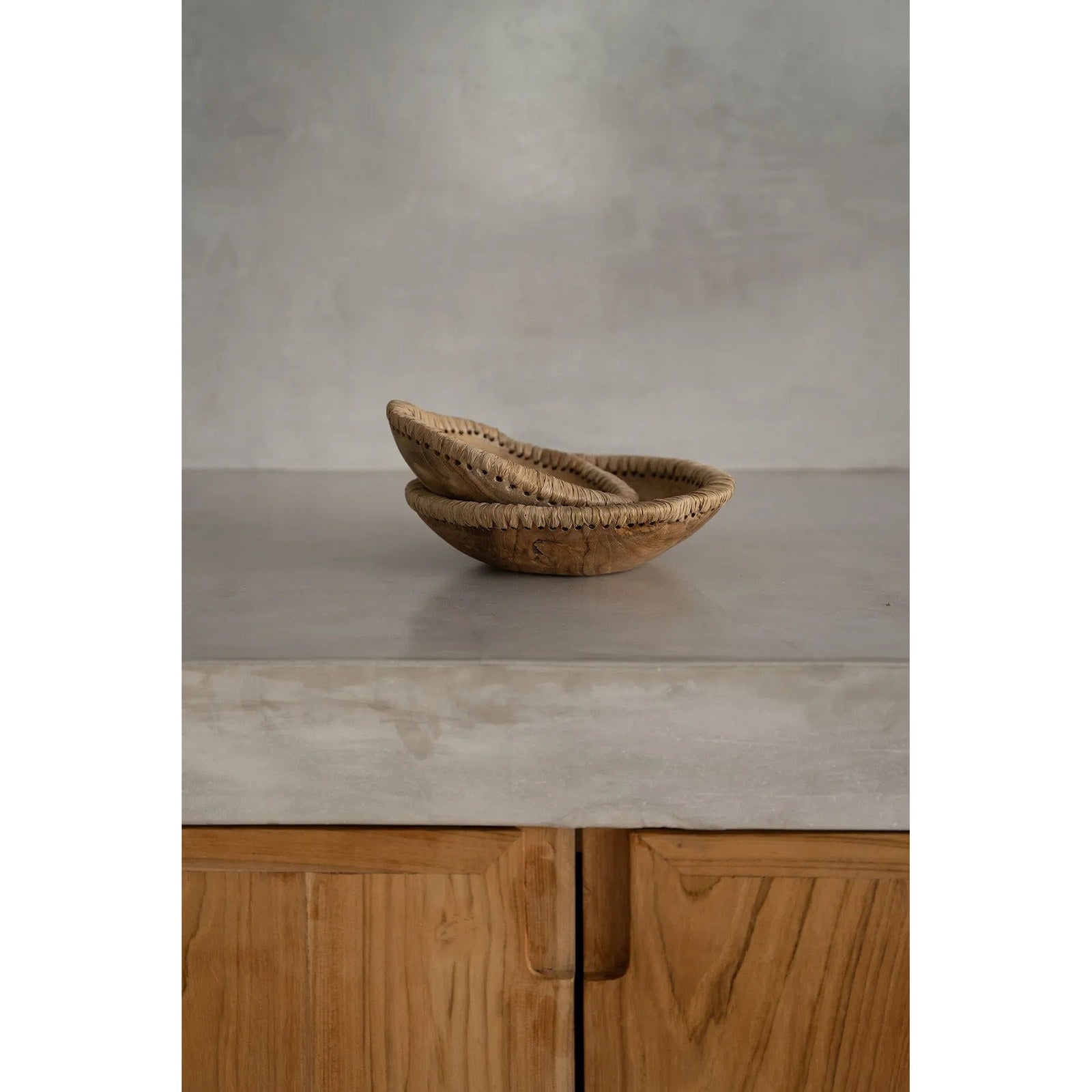 Coupe plate en teck bordée de raphia 20 cm, vue 8