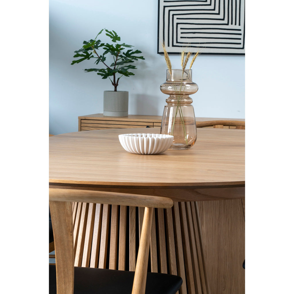 Coupe plissée beige sur table repas bois clair ambiance salle à manger