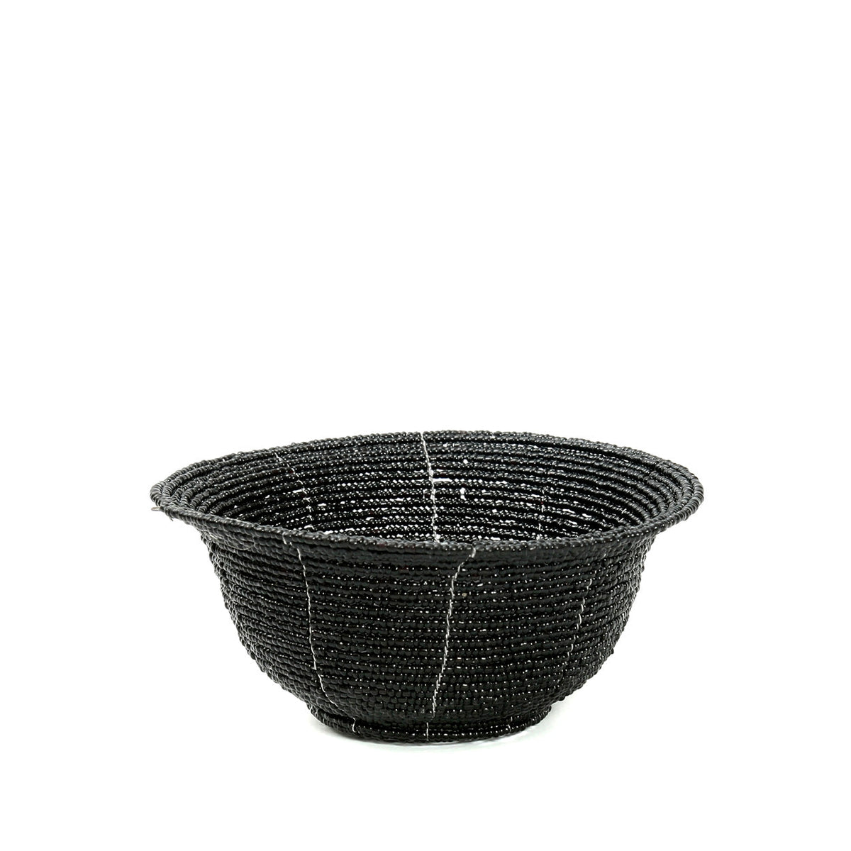 Coupelle en perles de rocaille noires vue de face avec son bord évasé et ses fils de montage argentés