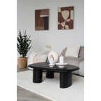 Coussin Albany blanc tufté canapé gris table basse bois noir salon minimaliste