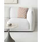 Coussin Albany tufté relief sable foncé en situation