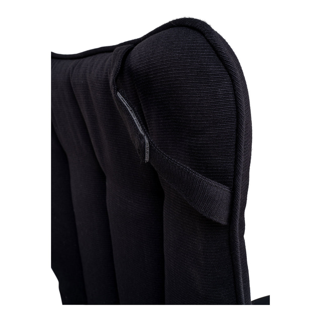 Gros plan haut dossier coussin Cleveland noir, boucle de suspension et coutures matelassées