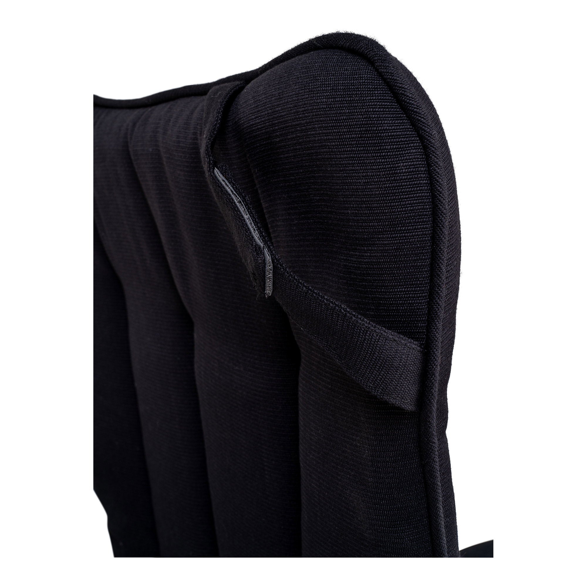 Gros plan haut dossier coussin Cleveland noir, boucle de suspension et coutures matelassées